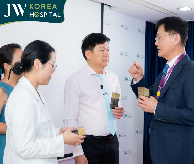 TS.BS Man Koon Suh cùng bác sĩ Tú Dung trong buổi chia sẻ về Exosome 3