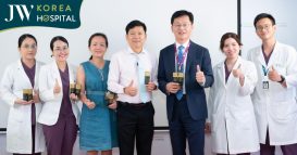TS.BS Man Koon Suh chụp hình cùng bác sĩ Tú Dung và đội ngũ y, bác sĩ JW