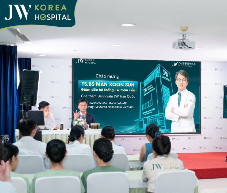 toàn cảnh TS.BS Man Koon Suh trong buổi chia sẻ về Exosome