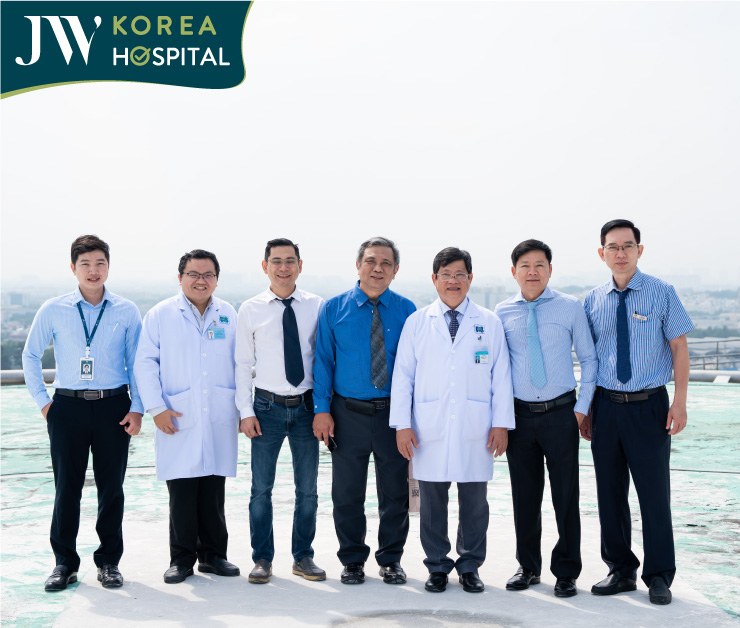 bác sĩ tú dung cùng ekip jw chụp hình lưu niệm cùng ekip bệnh viện ung bướu