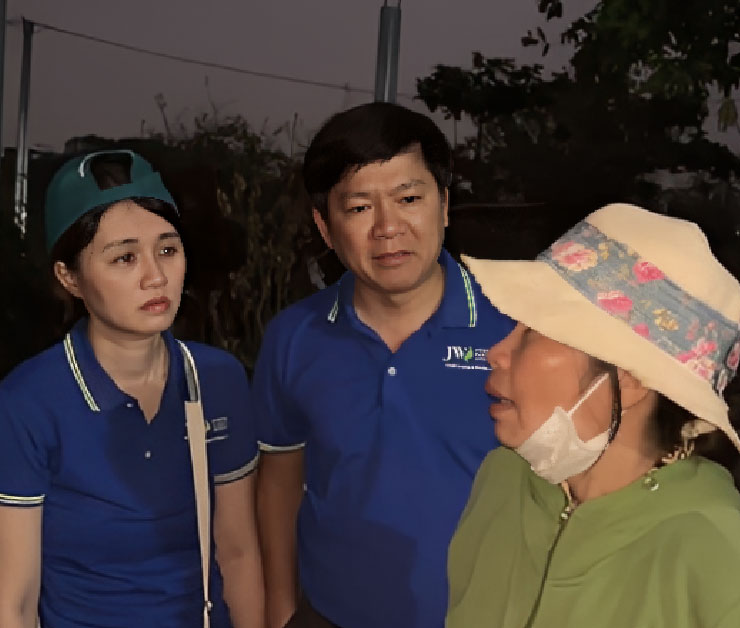jw trò chuyện với người dân mất nhà