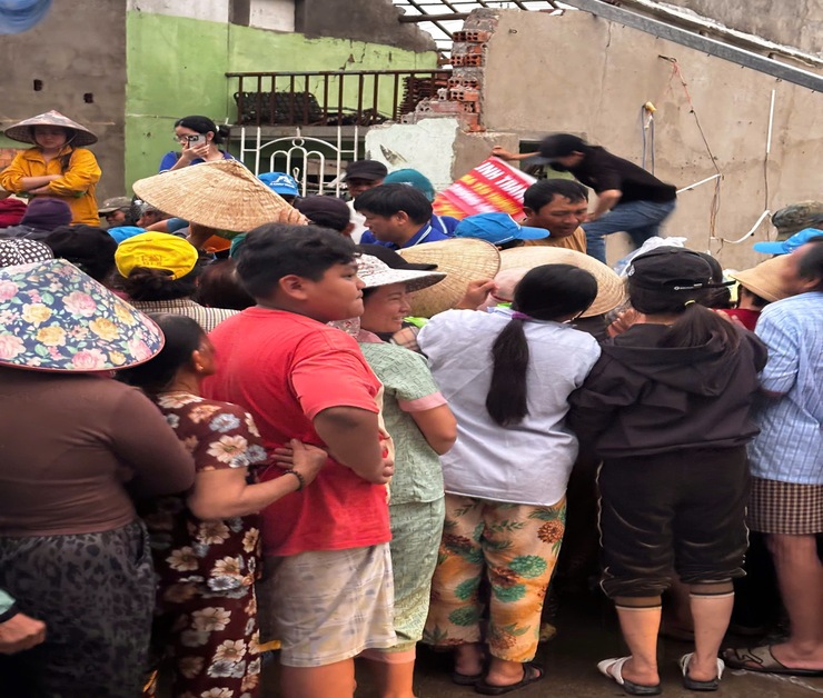 người dân đứng chờ