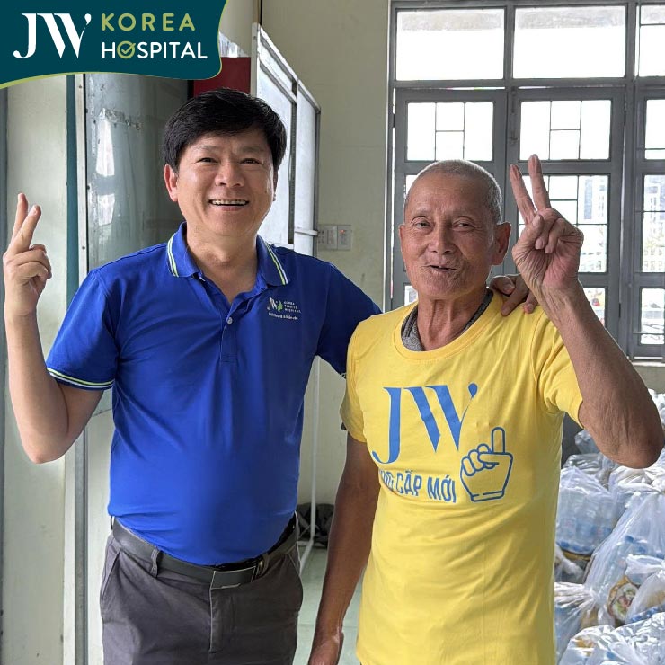 người dân nhận quà