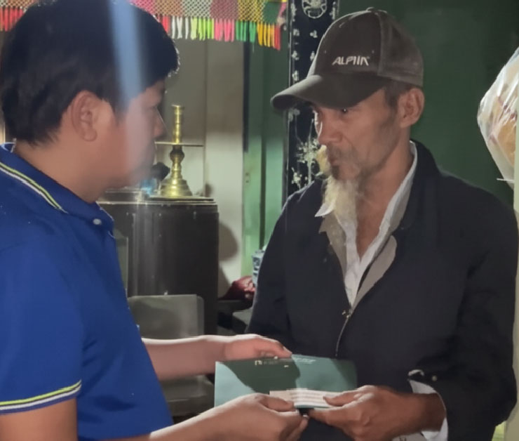 trao quà cho ông cụ