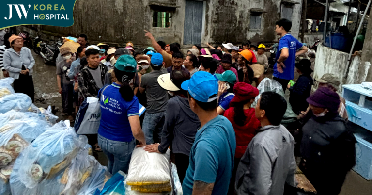 Bác sĩ Tú Dung nghẹn lòng khi chứng bà con Xóm Bầu hỗn loạn: “Quá nhiều người khổ”