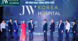 ts.bs nguyễn phan tú dung cùng các tiến sĩ, bác sĩ và các lãnh đạo tham gia chạm led triển khai mô hình hoạt động bệnh viện đa khoa