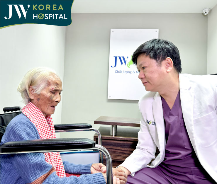 bác sĩ tú dung trấn an bà cụ