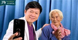 bác sĩ tú dung chụp hình lưu niệm cùng cụ bà sau 7 ngày mổ miễn phí