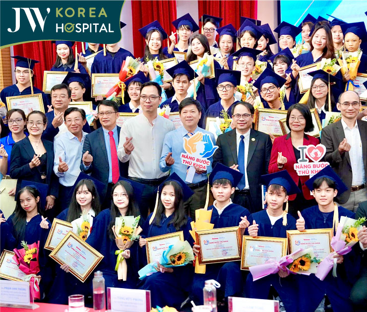 bác sĩ tú dung chụp ảnh lưu niệm tại nâng bước thủ khoa 2025 1