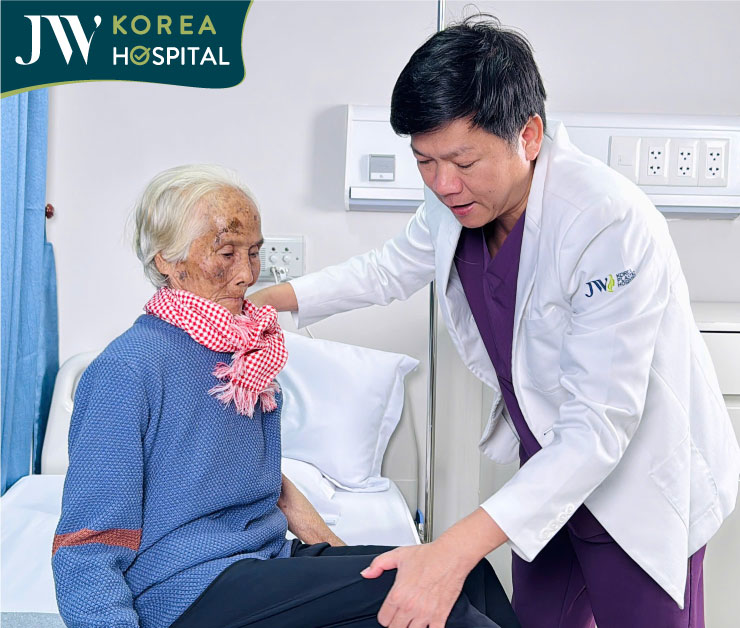 bác sĩ tú dung đến thăm khám cho cụ bà 1