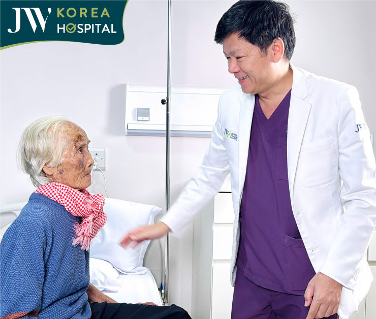 bác sĩ tú dung đến thăm khám cho cụ bà 2