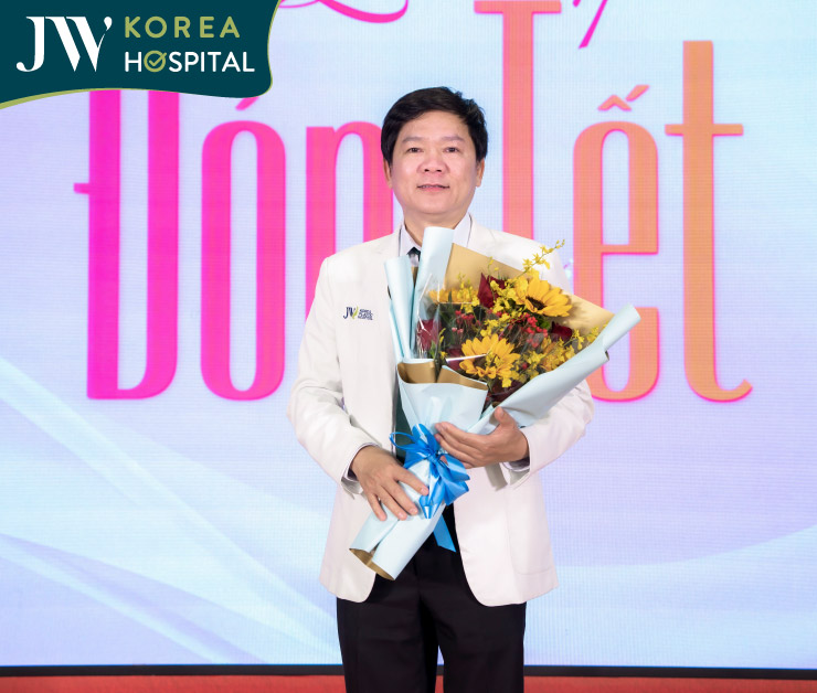 bác sĩ tú dung được tặng hoa tại talkshow làm đẹp đón tết