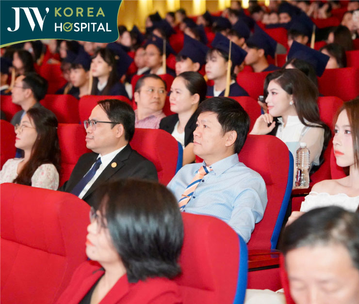 bác sĩ tú dung lắng nghe chia sẻ tại nâng bước thủ khoa 2025