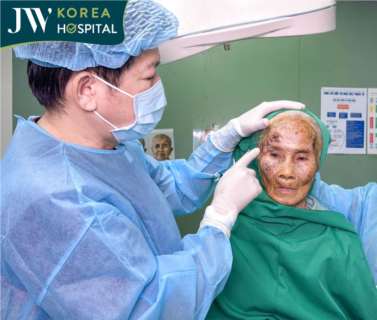 bác sĩ tú dung phẫu thuật thành công cho cụ bà 90 tuổi 