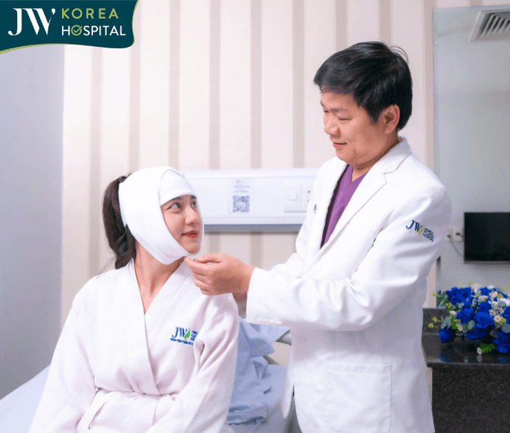 bác sĩ tú dung thăm khám cho khách hàng