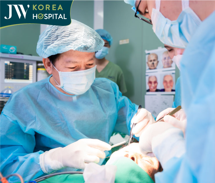 bác sĩ tú dung đang thực hiện mổ khối u cho cụ bà 90 tuổi