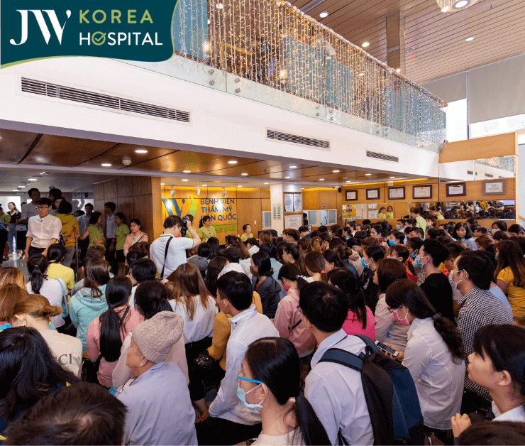 khách hàng đông đúc tại bệnh viện JW