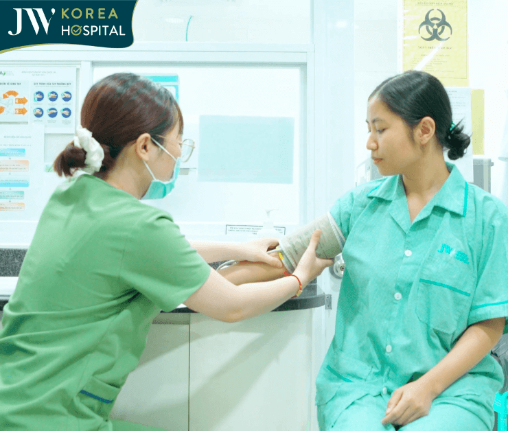 khách hàng được thăm khám chăm sóc tận tình tại jw