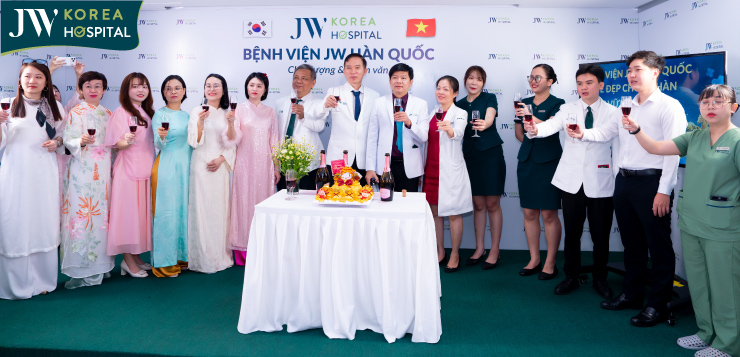 ban giám đốc bệnh viện jw cùng các quản lý nâng ly chúc mừng ngày thầy thuốc Việt Nam