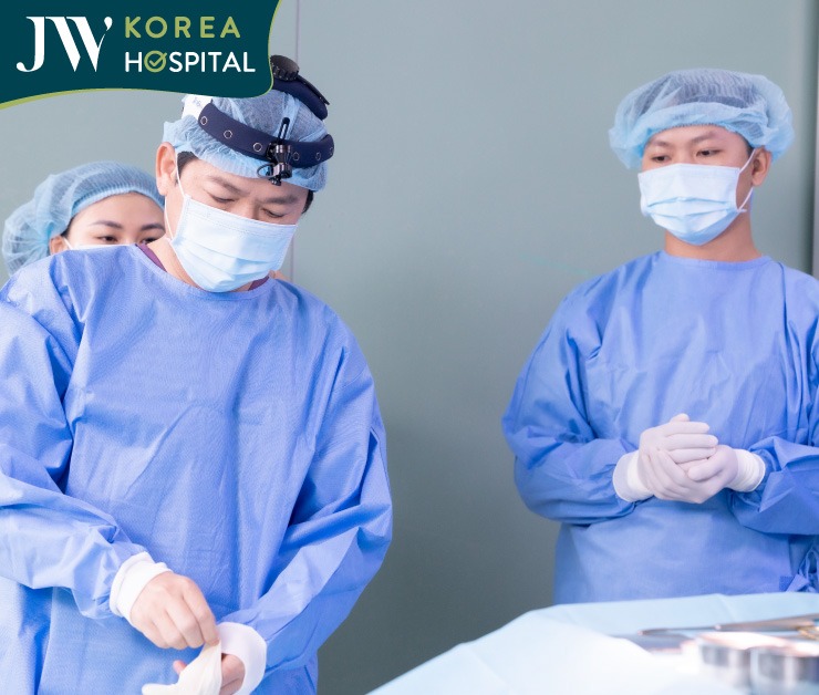 bác sĩ tú dung chuẩn bị phẫu thuật bằng dao harmonic