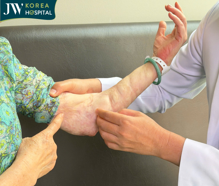 bác sĩ tú dung xem những vết sẹo thời gian mà chiến tranh đã để lại cho em bé napalm1