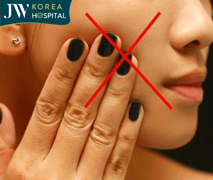 không chạm tay vào mặt