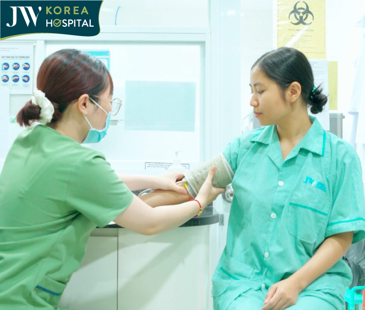 thăm khám sức khỏe trước khi nâng ngực bằng phương pháp nâng ngực nội soi đường nách