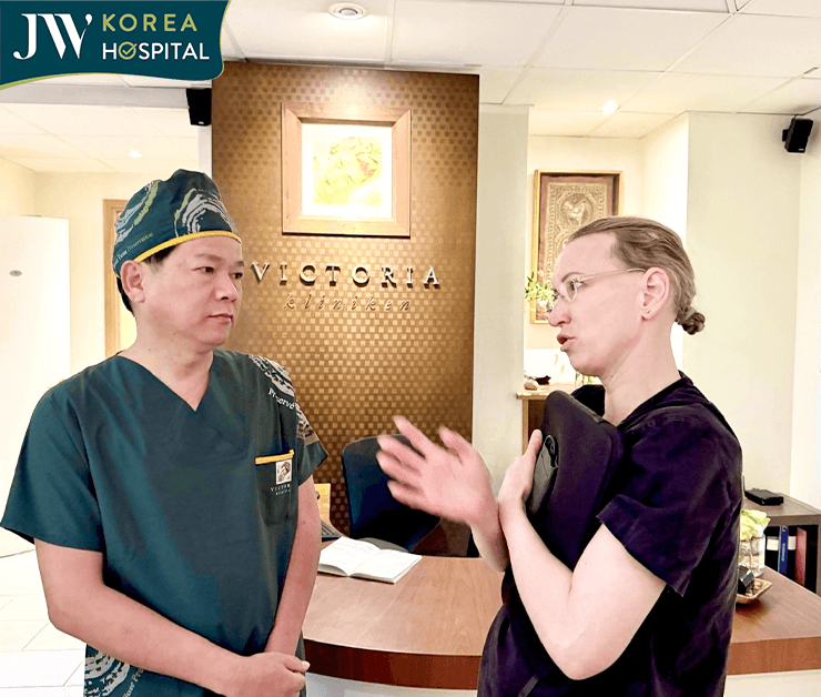Bác sĩ Tú Dung làm việc với chuyên gia Quốc Tế