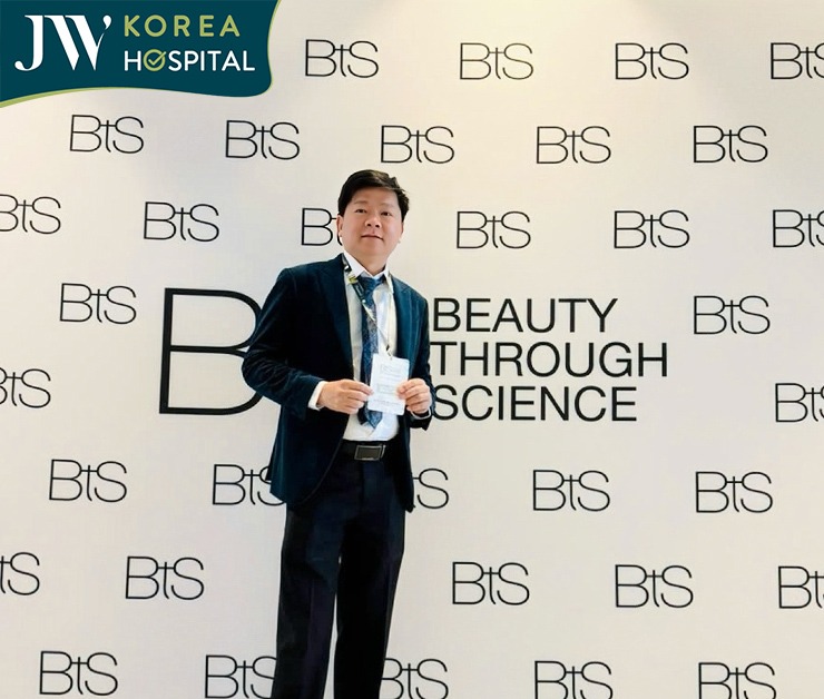 Bác sĩ Tú Dung checkin tại thảm đỏ hội nghị Bts 2026
