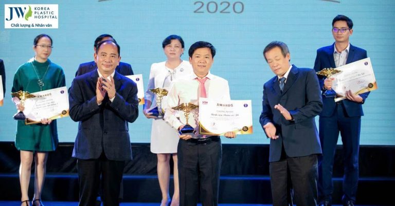Bác sĩ Tú Dung là tiến sĩ tái tạo mặt đầu tiên nhận cúp vàng thành tựu Y khoa Việt Nam