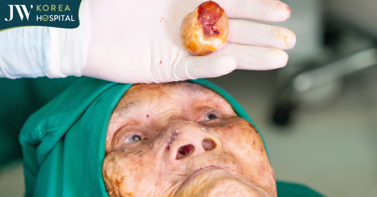 Bác sĩ Tú Dung hồi sinh hơi thở cho cụ bà 100 tuổi sau 30 năm khổ đau