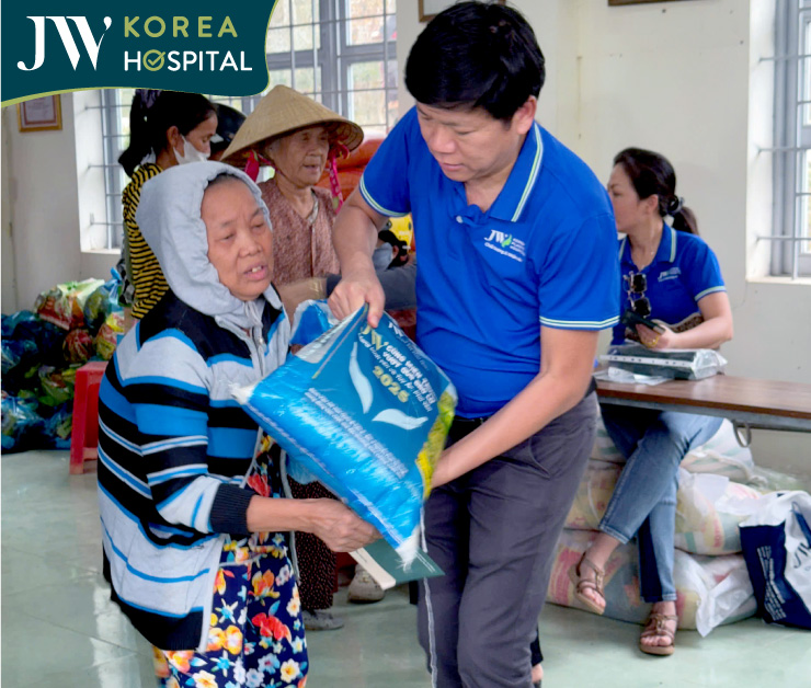 Bác sĩ Tú Dung cứu trợ khẩn cấp 350 hộ dân vùng lũ Tuy Hòa