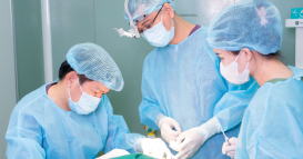 các bác sĩ đang thực hiện mổ 1