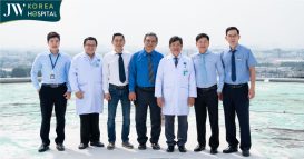 bác sĩ bệnh viện jw và bác sĩ bệnh viện ung bướu chụp ảnh lưu niệm trong cuộc gặp gỡ â 1