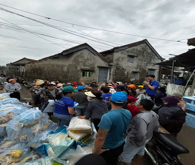 Xóm Bầu hỗn loạn đan xen nước mắt: Bác sĩ Tú Dung thấu cảm