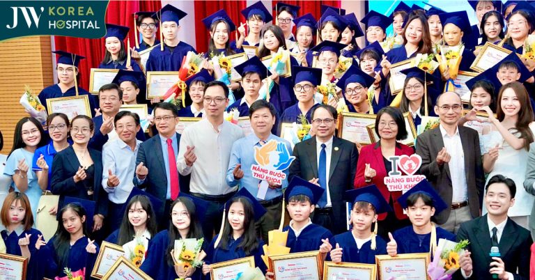 Bác sĩ Tú Dung tiếp sức trí tuệ Việt tại “Nâng bước thủ khoa 2025”