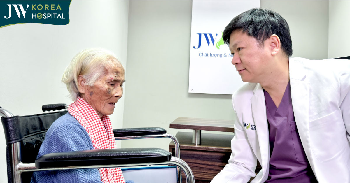 Bác Sĩ Tú Dung Ra Tay Cứu Cụ Bà 90 Tuổi Mang Khối U Rỉ Máu