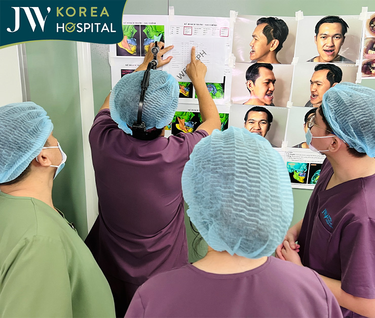 Bác sĩ Tú Dung và ê-kíp JW hội chẩn lần cuối trước khi thực hiện phẫu thuật cho Soda Camp 