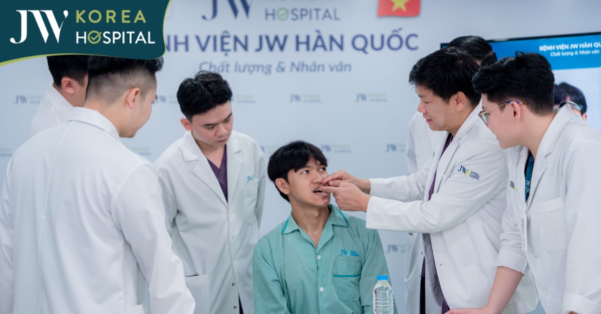 Bác sĩ Tú Dung chỉ huy ca phẫu thuật hàm mặt “2 lần” cho Soda Camp