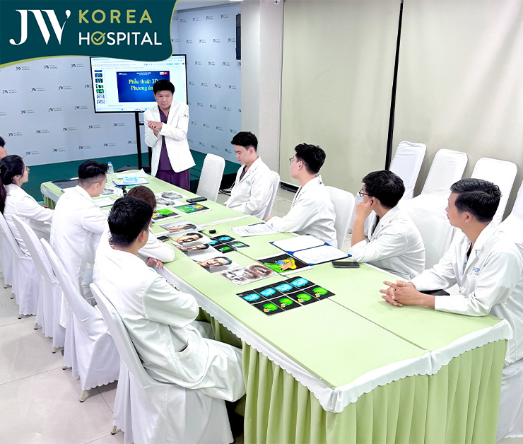 Hội chẩn trước mổ là bước quan trọng giúp bác sĩ Tú Dung và ê-kíp JW tối ưu phác đồ điều trị