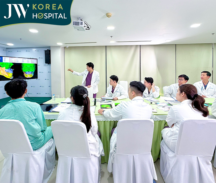 Thông qua hội chẩn trước mổ, bác sĩ Tú Dung và ê-kíp JW đưa ra hướng điều trị phù hợp nhất