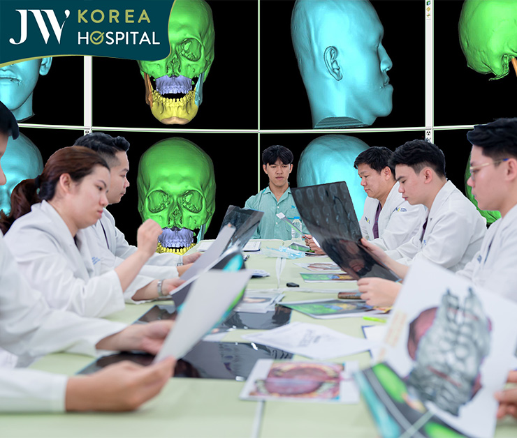 Bác sĩ Tú Dung chủ trì cuộc họp chẩn đoán trước phẫu thuật hàm cho Soda Camp