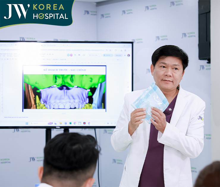 Hội chẩn trước phẫu thuật giúp bác sĩ Tú Dung và ê-kíp JW thống nhất kế hoạch điều trị chính xác
