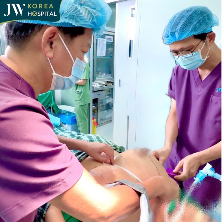 Bác sĩ Tú Dung đo vẽ và đánh giá trước phẫu thuật 